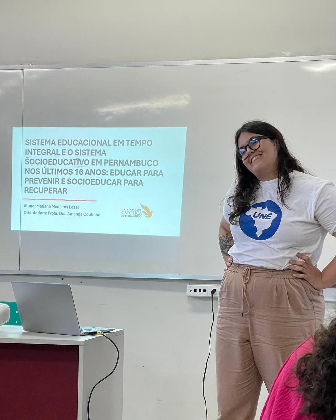 Mari Lessa apresentando o TCC de Direito